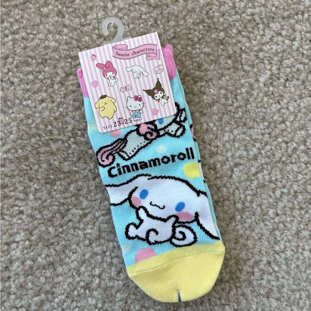 Giveaway - cinnamonroll socks